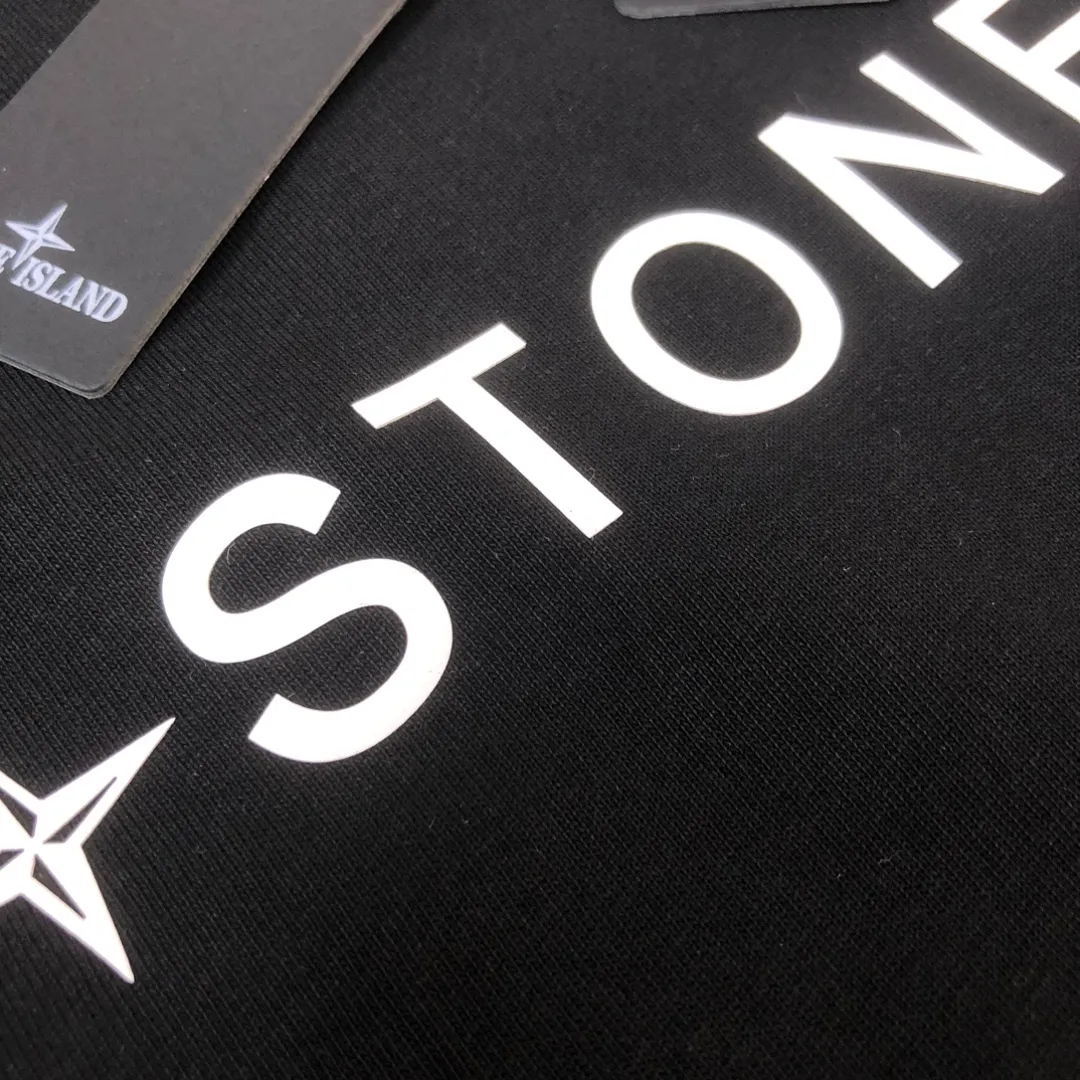 P180 Stone Island 2025 latest T-shirt, couple style ~ original order, fashionable and casual short T-shirt, three-dimensional logo letter logo silicone printing technology on the chest! Specially supplied with customized cotton fabrics ~ Cotton T-shirts ~ Pre-washed to prevent deformation and shrinkage, making the upper body more comfortable and breathable ~ All available from stock ~ Unique design style, trendy must-have item, complete with three standards 👍 Color: black/white/dark gray/brown Size: S M L XL (larger version, please indicate your height and weight when placing an order)